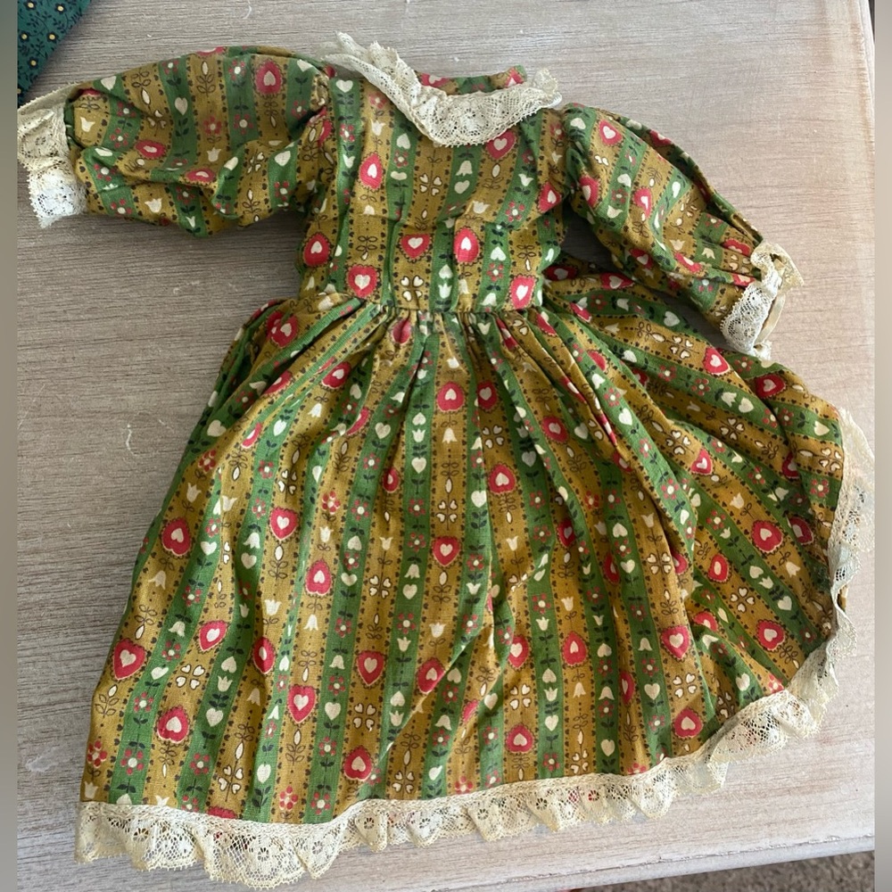 3 Vintage Porcelain Dolls in Green Dresses - Picture 5 of 14